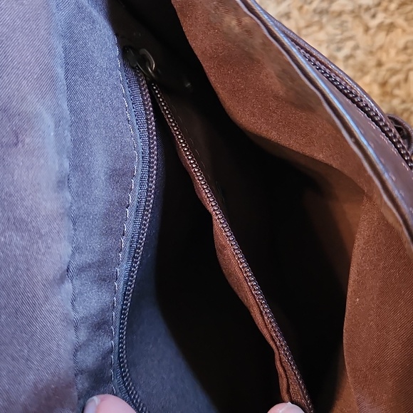 Wilsons Leather Cross Body Bag - Picture 6 of 12